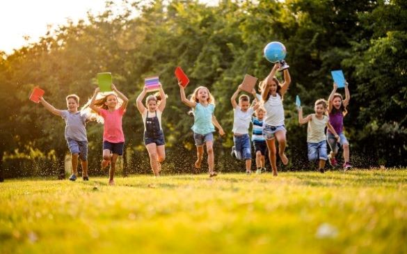Kinder-rennen-ueber-Wiese_585x365 Kinder-rennen-ueber-Wiese_585x365